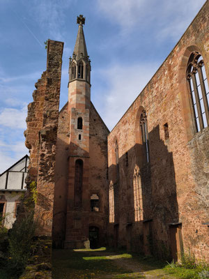 Kirchenruine vo0n Innen mit Glockenturm und Westwerk.