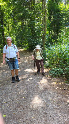 Unsere 99jährige Ehrenvorsitzende Ilse Steinhäußer mit dem Vorsitzeden der OG Ludwigshafen-Mannheim. Helmut Boos, auf dem Weg vom Bremerhof zum Dunkeltälchen.