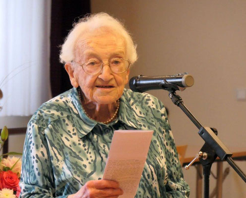 Ilse Sterinhäußer spricht zu ihren Gästen.