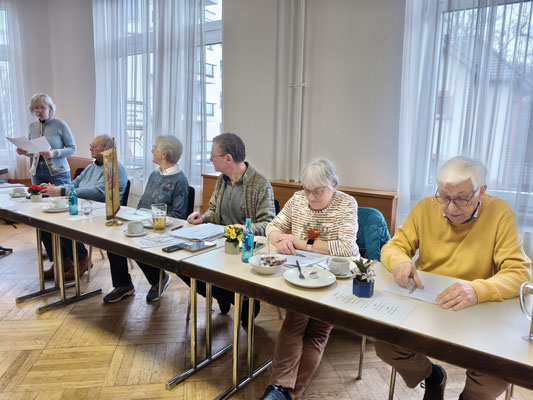 Der alte und neue Vorstand, Rechnerin Andrea Friedrich spricht zum Kassenbericht.