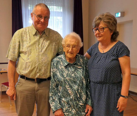 Ilse Steinhäußer mit Verbandswanderwart Jürgen Wachowski und dessen Ehefrau Rebekka.