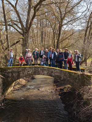 Gruppe 2 - Auf der Brücke über den Jeckenbach.