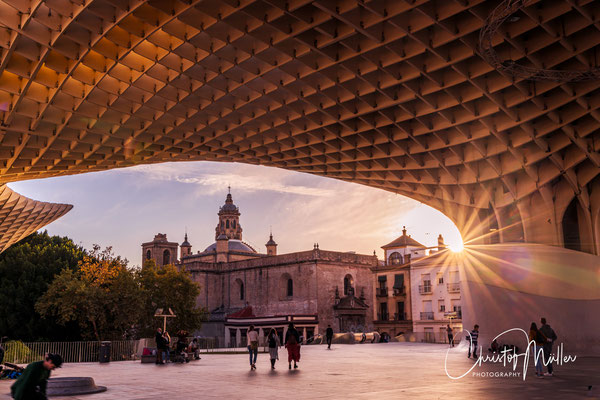 "Setas de Sevilla" (eng Mushroom of Seville) initially titled "Metrosol Parasol" with the last rays of the sun. This architectural highlight is constructed in wood. 