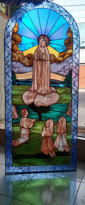 Virgen de Fatima, Vitral en cinta de cobre y grisalla, 150 x 90 cms, 