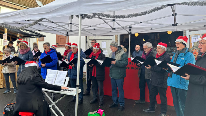 Weihnachtsmarkt in Nordenstadt GVC singt Weihnachtslieder
