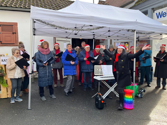 Weihnachtsmarkt in Nordenstadt GVC singt Weihnachtslieder
