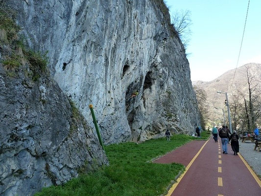 La falesia di Menaggio nei pressi della ciclabile