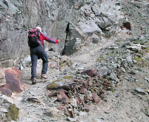 Sentiero a fondo roccioso