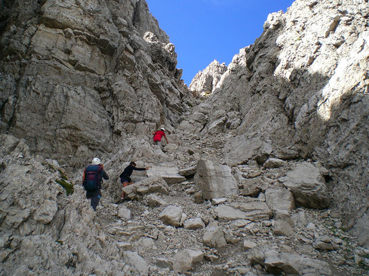 la risalita di un canalone roccioso