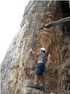 Le scalette lungo la Torre Toblin nelle Dolomiti di Sesto