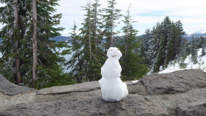 Schneemann am Crater Lake