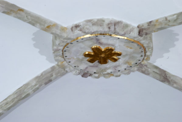 Pintura y dorado de los nervios y clave de una bóveda.
