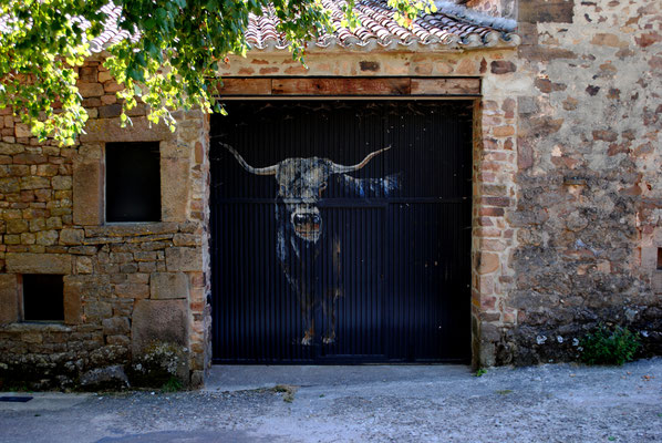 Portón pintado al óleo. Toro tudanco.