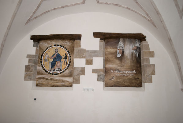 Murales en un oratorio, con el icono de la Orden de la Satísima Trinidad y otro alusiva a la peregrinación.