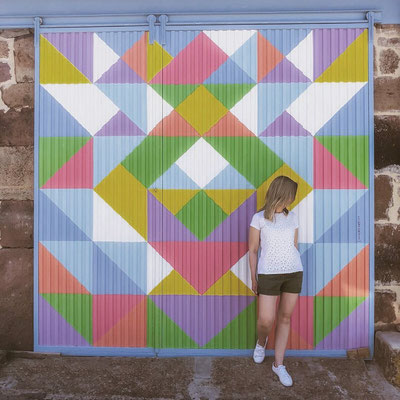 Pintura de puerta de garaje en esmalte sintético (la chica no sé quién es, una turista)