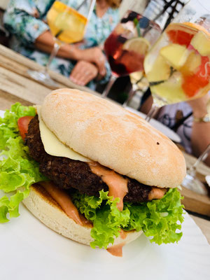 Burger und Wein beim Sommernachtskino in Untererthal. 