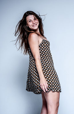 Portrait einer jungen Frau im Sommerkleid, fotografiert von Antje Wiech