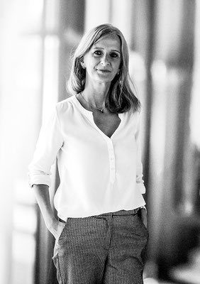 Portrait einer Business-Frau in schwarz-weiß, Foto Wiech