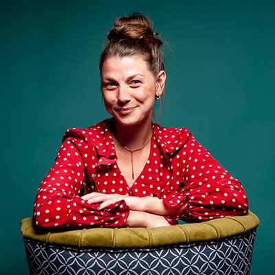 Portrait einer jungen Frau mit roter Bluse, fotografiert von Antje Wiech