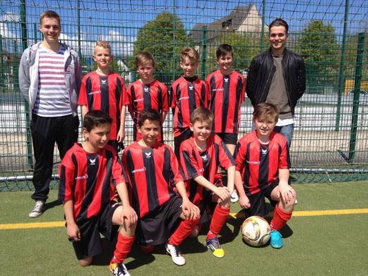 Team 2: Trainer Timo Grünewald, Anthony, Paul, Noah, Miguel, Trainer David Lens, vordere Reihe: Emre, Can, Justin, Felix