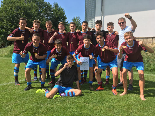 h.v.li.: Ludwig Deichmann, Nick Nolte, Robin Haase, Andreas Meyer, Tom Luka Herting, Petar Jureta, Eren Akpinar, Dorian Bojic, Lehrer-Trainer Klaus Müller v.v.li.: Niklas Schade, Fabrizio di Giglio, Luca Garcia, Recep Cavdar, Luis Knorr vorne liegend: Lia