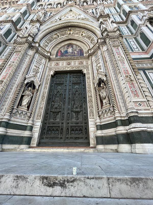Devant le Duomo de Florence en Italie ...