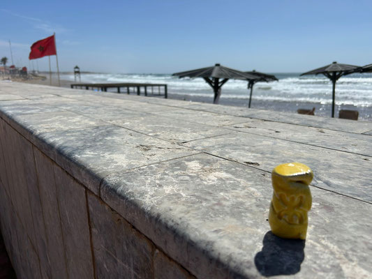 Sur la plage d'Agadir, au Maroc ...