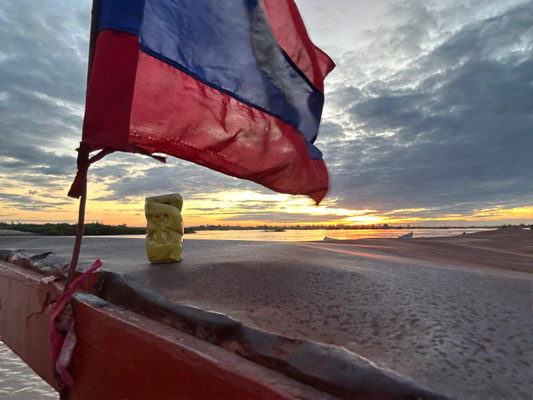 Sur le fleuve Mekong, au Laos ...