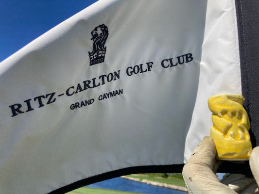 Dans un golf, sur les îles Caïman ...