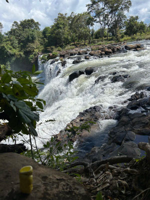Au bord de la casdade Bolovens, au Laos ...