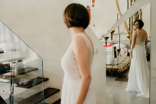 Brautkleid von der Seite in einem Hotelzimmer