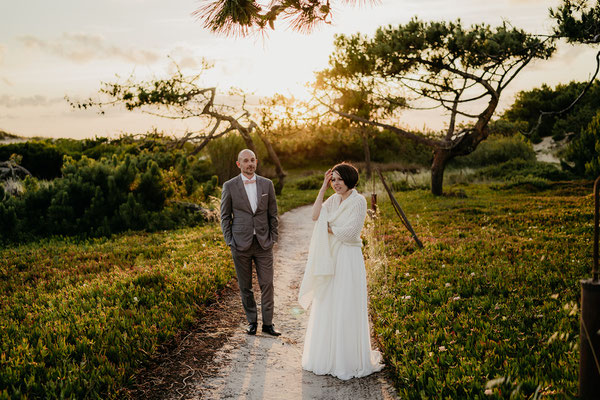 Hochzeitshooting eines Brautpaares beim Weg zum Stand "Atlantik"