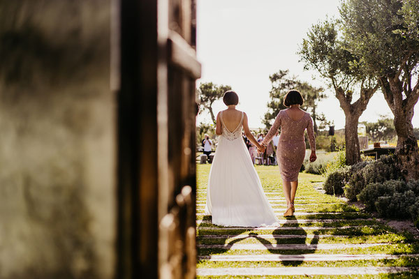 Weg zur Strandhochzeit über Wiese