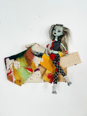 I'M EVERY WOMAN, 29x31x10, acrylic on canvas, wood, doll, VIENNA 2022 photo: Reinhold Ponesch ©