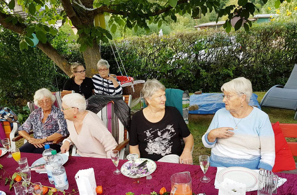 Frau'ngespräche unterm Walnussbaum. Sie warten auf die Bratwurst und bewegen sich kaum