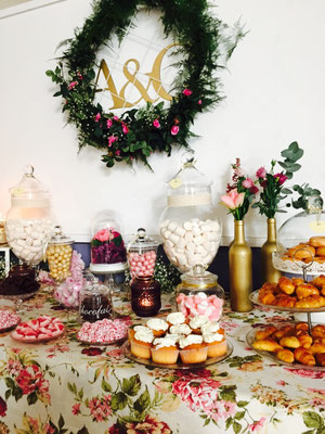 Detalle de la mesa dulce floral en tonos rosas y oro para boda de Dulce Dorotea Valencia 