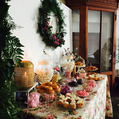Detalle de la mesa dulce floral en tonos rosas y oro para boda de Dulce Dorotea Valencia 