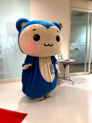 会期中、サイン会の日を中心に何度か来て愛嬌を振りまいてくれました。