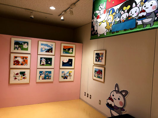 大きな紙に下絵後まずインクを箸や耳かきなどでペン入れ。その後その線の内側を塗りこめていく。先に色を塗ってからその上に線を描くとあとではじけるのです、、💦