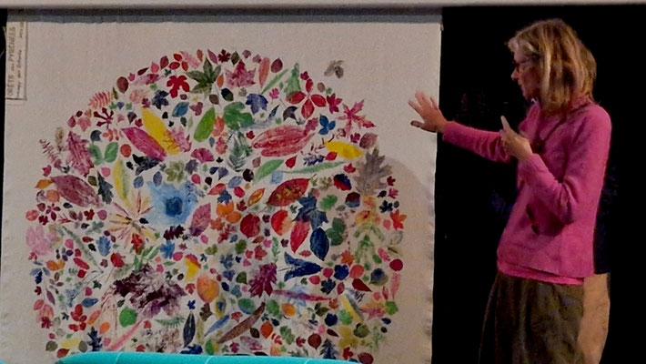 Isabelle adhérente de l'ACCOB apporte des explications au public sur la conception des talismans qu'elle fabrique avec les citoyens d'Oloron