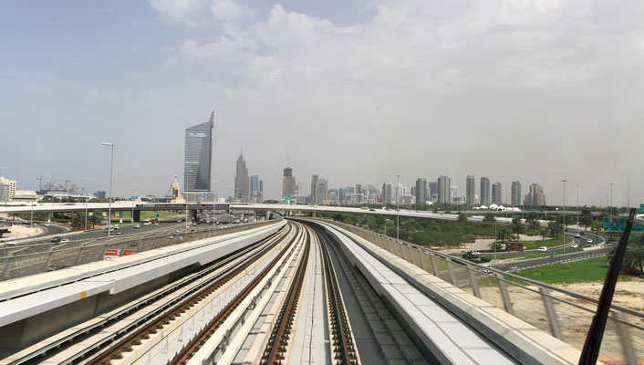 widok z okna 1 klasy metra w Dubaju