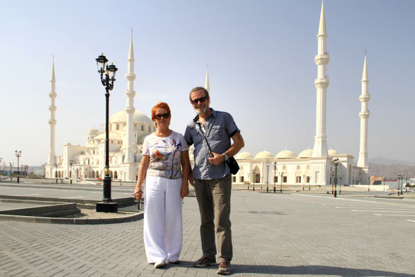 Przed budowanym jeszcze nowym meczetem w Fujairah