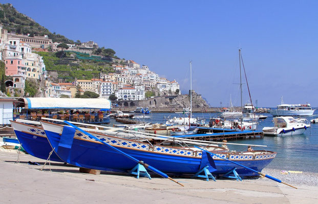W porcie Amalfi trwaja przygotowania do corocznych regat 4 b. Republik Zeglarskich