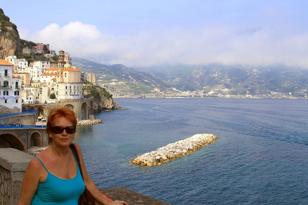 w tle port w Amalfi