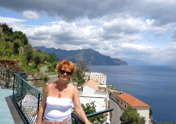widok z naszego balkonu w strone Amalfi