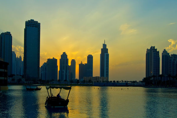Zachod slonca przy sztucznym jeziorze w Dubaju