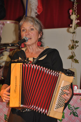 Marie chante pour lever des fond pour l'achat du Buffet...