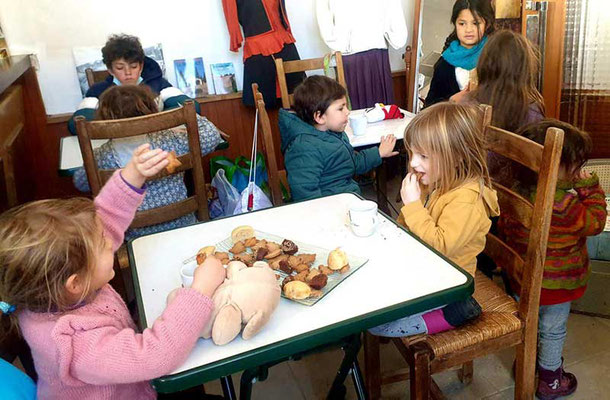 Au milieu du marché, un goûter pour les enfants !