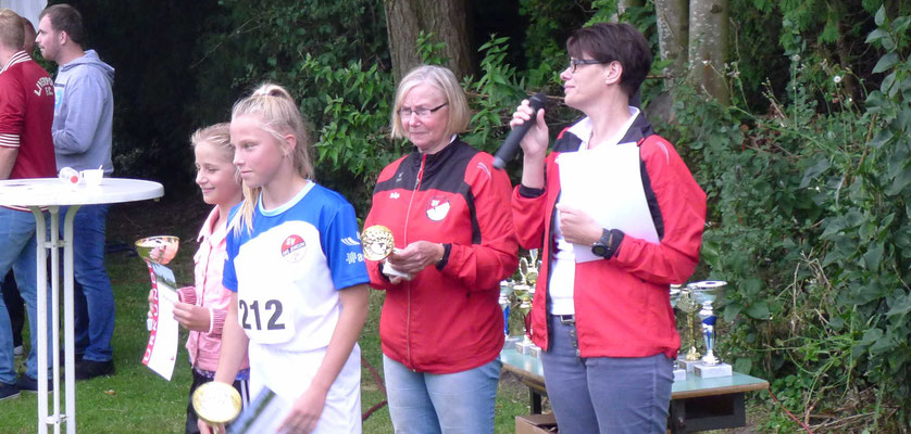 Die jungen Siegerinnen nach dem Empfang ihres Pokals und der Siegerurkunde.