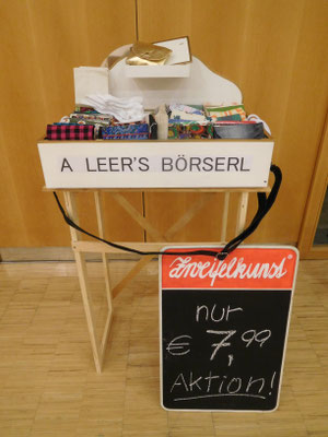 viele leere börserln für ein volles, stoff, holz und werbetafel